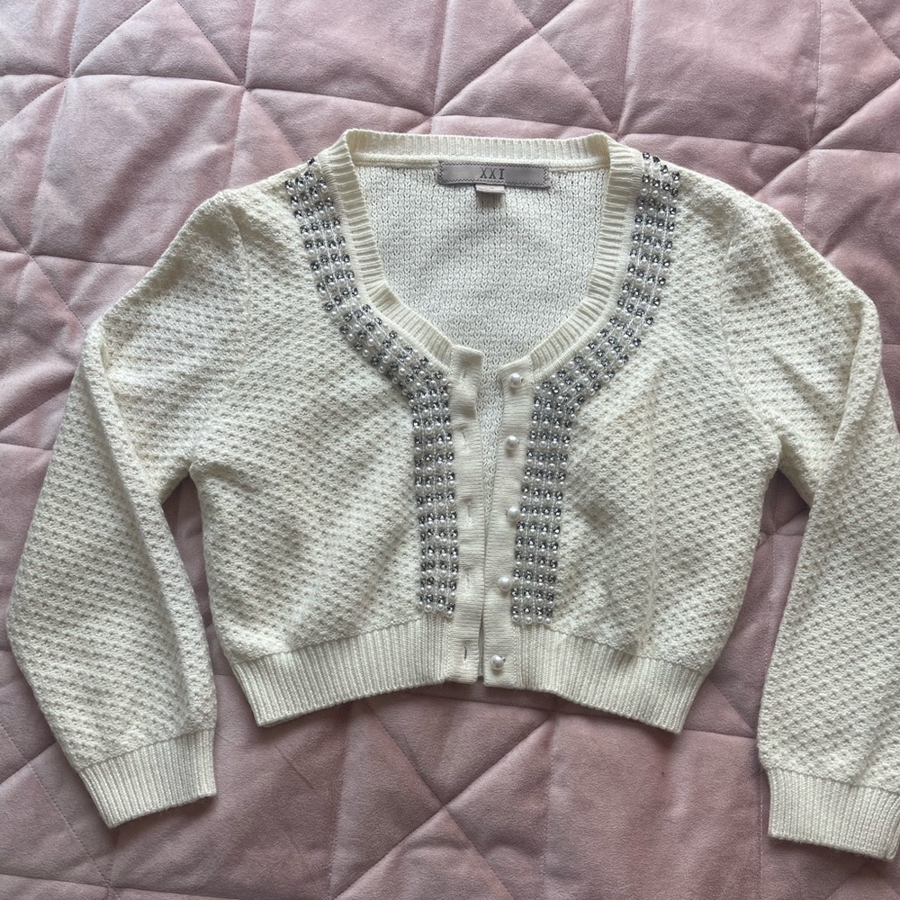 Off white colored sweater. Great condition. Size small